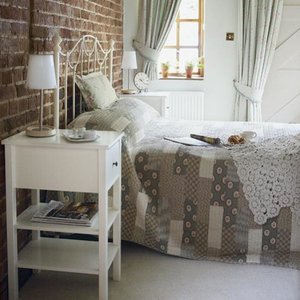 exposed-brick-wall-bedroom-red-brick-modern-classic-decor.jpg