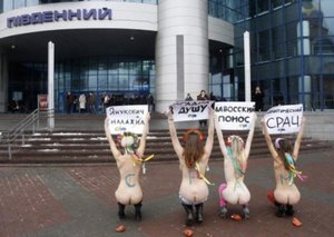 femen-pres-de-la-gare-a-kiev-500x356.jpg