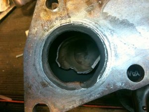 broken facelift exhaust manifold5.jpg