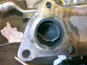 broken facelift exhaust manifold1.jpg