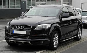 Audi_Q7_–_Frontansicht,_26._Juni_2011,_Mettmann.jpg