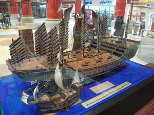 800px-Zheng_He's_ship_compared_to_Columbus's.JPG.jpg