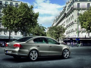 Volkswagen-Passat_2011_1600x1200_wallpaper_04.jpg