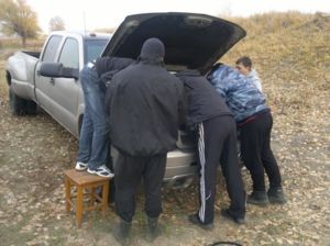 Замена оборваного приводного ремня.Прямо в поле.