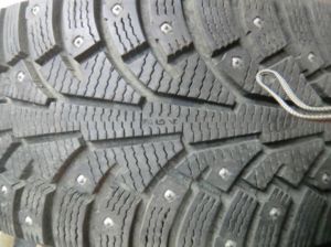 Продам б/у комплект зимней резины Nokian HKPL-5 225/50 R17