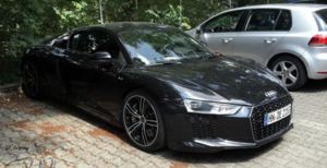 10686 novyy audi r8 v10 okrasili v chernyy metallik