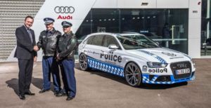 11134 audi rs4 avant prevratili v policeyskiy avtomobil