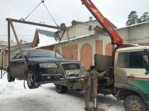 Результат покатушек жены по зимнему лесу - пробитый веткой радиатор